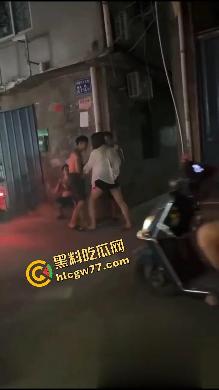 群友嫖完不给钱专挑奶子大的玩 160日了爽翻还想跑路？你当自己是啥 开完坦克还想跑！-8