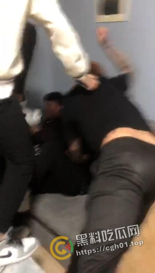 精神小伙版捉奸!暴揍狗男女 女的还是个小坦克 真佩服学弟冒着被揍得风险开坦克-4