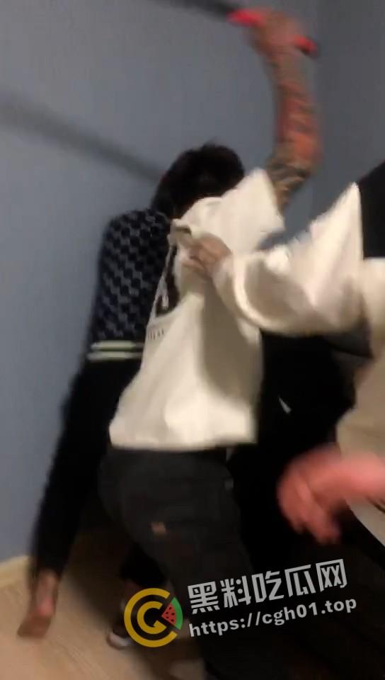 精神小伙版捉奸!暴揍狗男女 女的还是个小坦克 真佩服学弟冒着被揍得风险开坦克-5