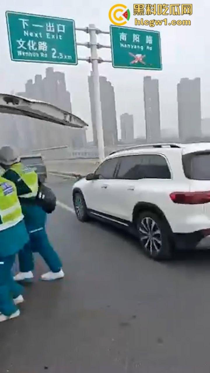 牛逼！蔚来电车首发电池弹射技术 电池先跑再自动锁人 特斯拉看完现场视频沉默了！-6