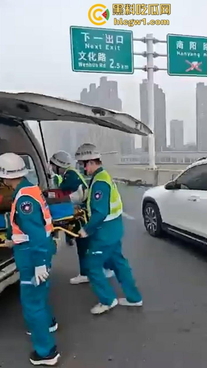 牛逼！蔚来电车首发电池弹射技术 电池先跑再自动锁人 特斯拉看完现场视频沉默了！-8