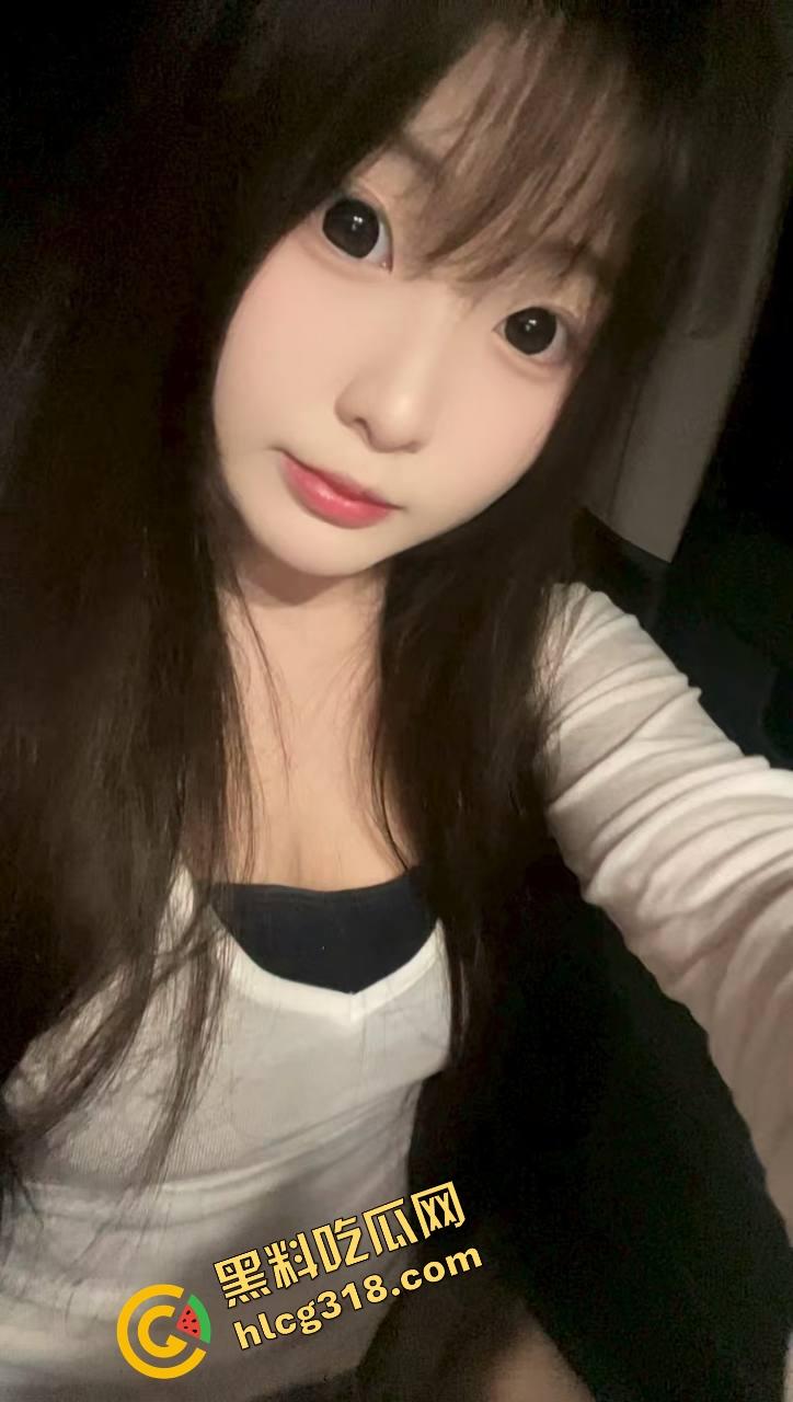 姐妹花双飞终于圆梦，老婆喝多睡死一边，小姨子主动骑上来床上偷偷操，全程肉香淫水横飞！-1