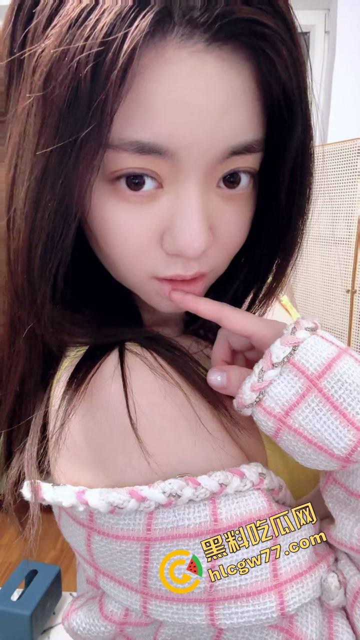 二次元【小鱼呆呆】脑户外露出，Lo装萝莉嘴甜骚货，穿JK被金主野战爆操，小白虎嫩得发光！-4