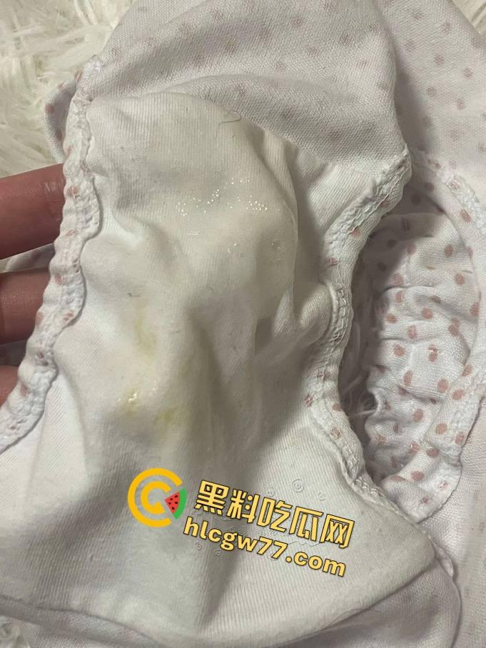 二次元【小鱼呆呆】脑户外露出，Lo装萝莉嘴甜骚货，穿JK被金主野战爆操，小白虎嫩得发光！-10