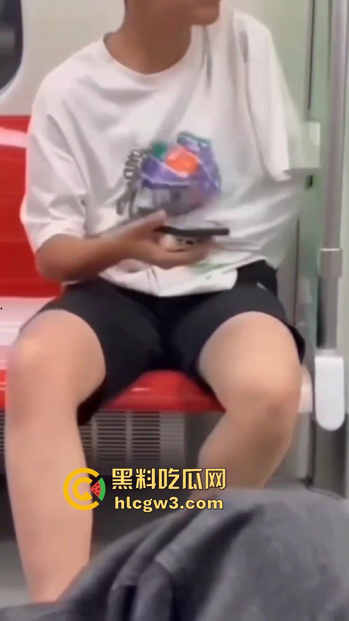 杭州地铁惊现飞机侠，哥们地铁上直接撸管，瘾大得逆天，旁若无人狠导，真特么绝了！-6