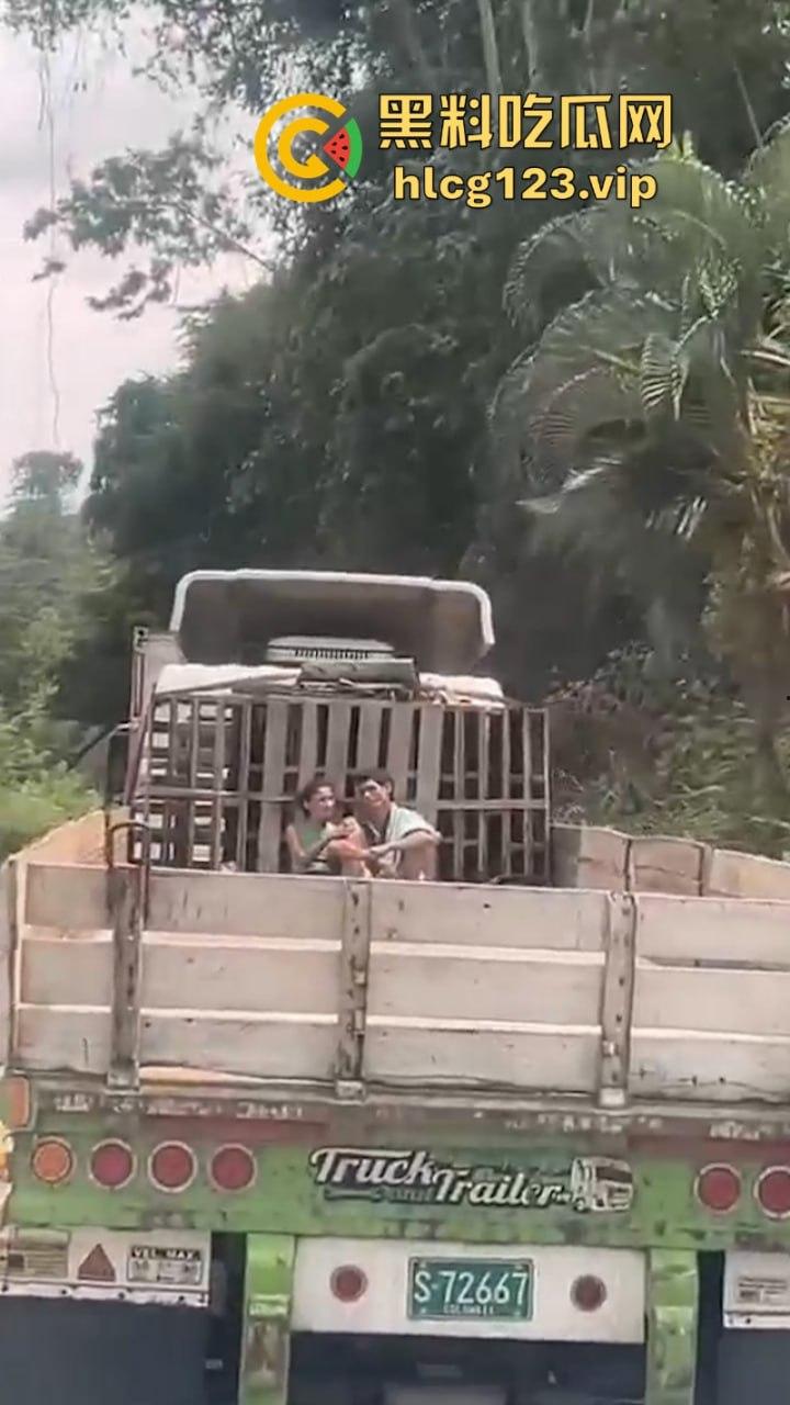 小情侣货车后斗露天啪啪  高潮过后两个人都愣了 居然被后车拍下全过程-2