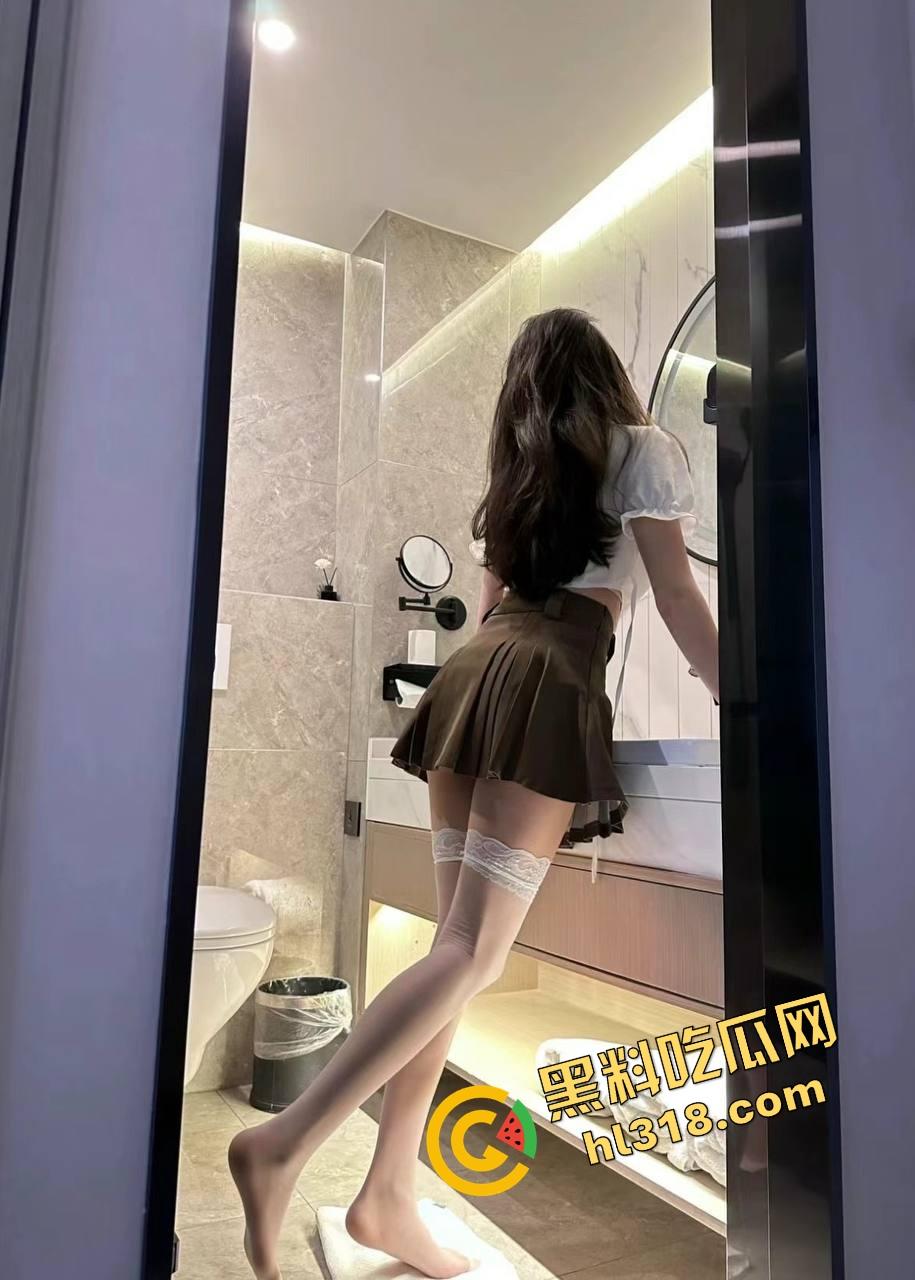 饭局咸猪手大哥一边吃一边抠逼，妹子敬酒嘴上炫啤酒，下面还被摸得湿成一片！-2