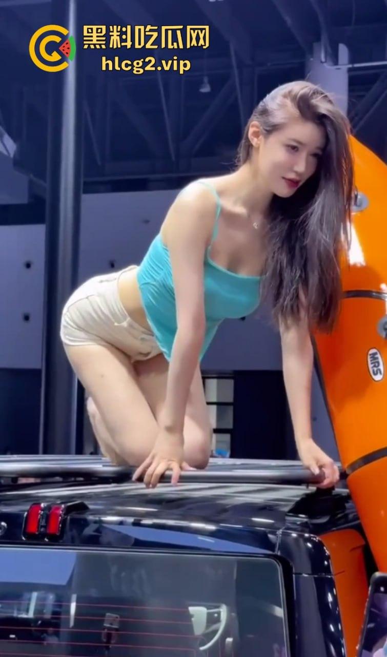 是展车还是借机卖骚？网红【小乌苏】成都车展大尺度卖骚惹争议-2