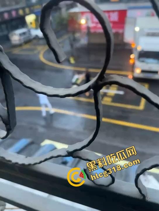 两人当街持刀互砍，地上都是血了还有热心大哥冲上去劝架，这不是劝架这是想加菜，刀都举起来了你上去干啥？-2