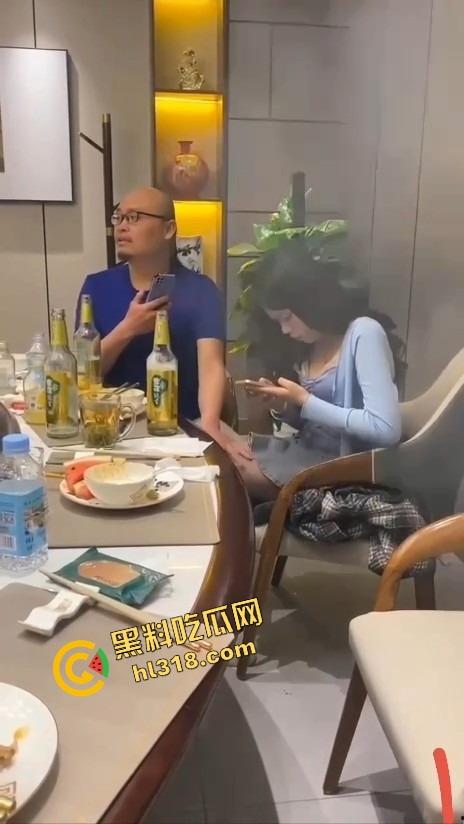 饭局咸猪手大哥一边吃一边抠逼，妹子敬酒嘴上炫啤酒，下面还被摸得湿成一片！-14