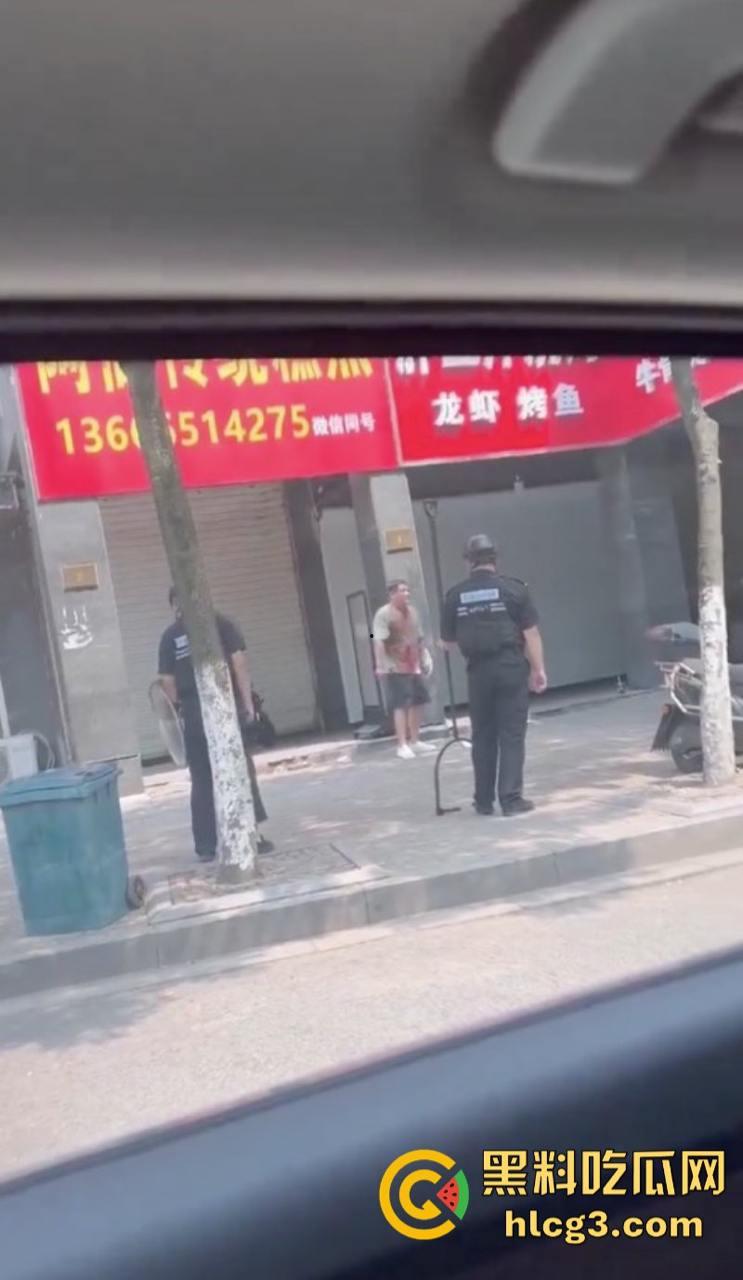 狠起来连自己都捅！浙江湖州市大街上连捅自己数刀 警方合力当场将其制服-7