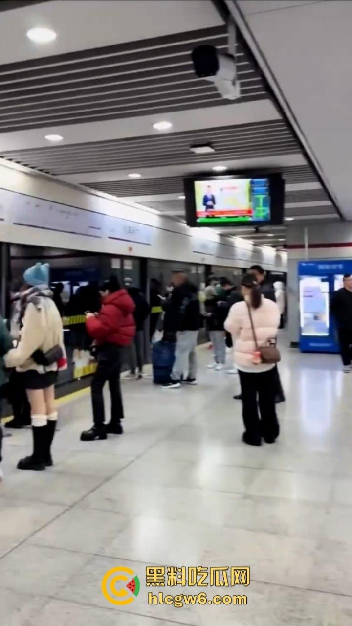 一生捅的最大的篓子！上海地铁1被工地上塔吊侵线砸停 工地项目负责人面临数亿赔偿 天塌了！-11