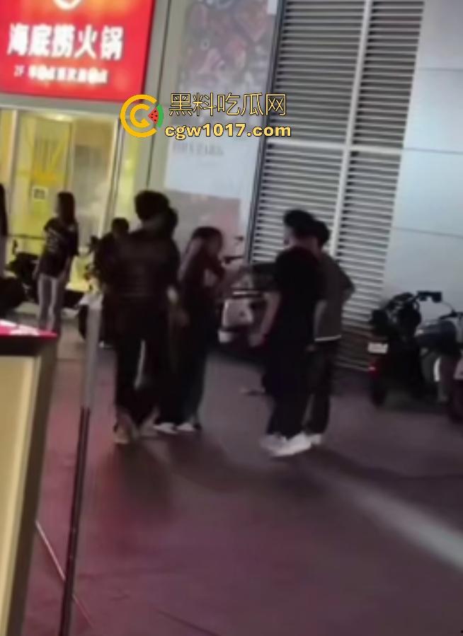 11月1日陕西西安精神小妹撞人骂街不道歉，遭精神小伙围殴踢肚狂飙，闺蜜龟缩不敢拦架，这内脏都要出血了吧！-3