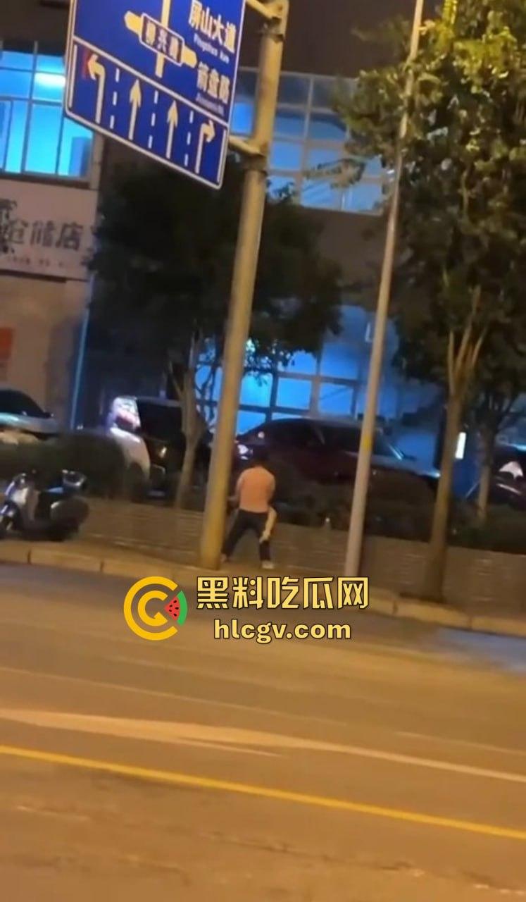 柳州醉酒女子街头遭当众侵犯！人来人往却无人制止，路人冷漠围观拍下全过程！深夜街头直播令人发指！-19