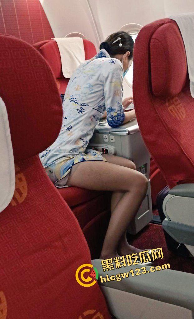 厦门航空极品空姐【赵雪】黑丝开档骑乘爆插，这逼值五星，被爆操到喊出航班号，制服没脱先脱内裤！-2