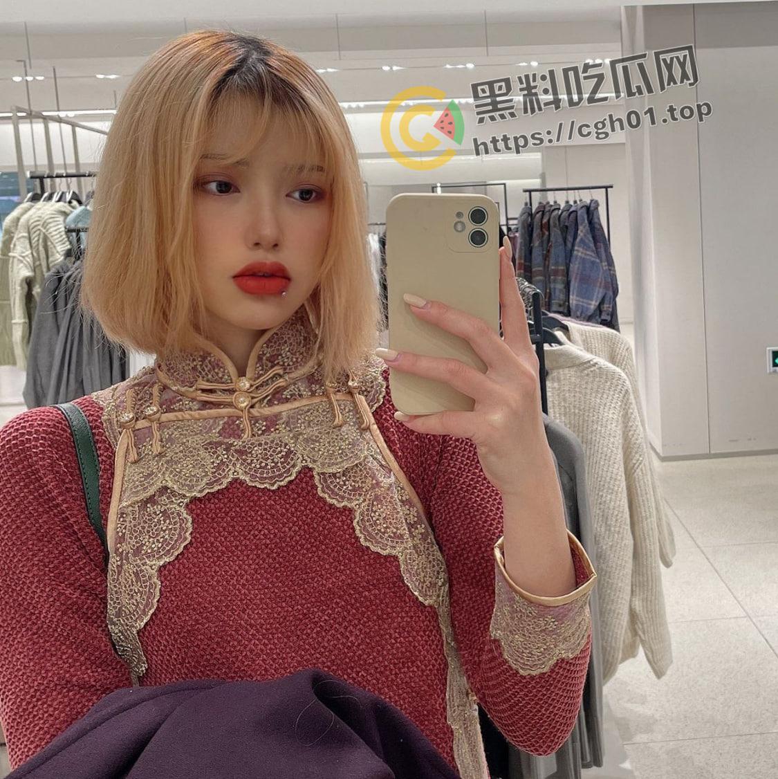 海南粉色头发精神小妹被流出 小穴比头发还粉嫩  浪叫着喷水把床单打湿-1