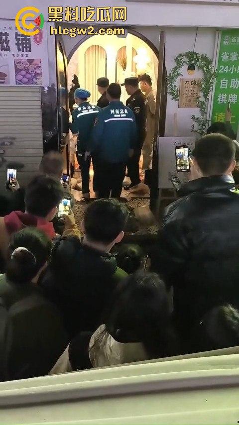 新乡大学城狗男女偷情惨遭爆锤 已婚男店主勾搭有夫之妇 结果被正主带人打趴奸夫淫妇 血溅女装店！-13