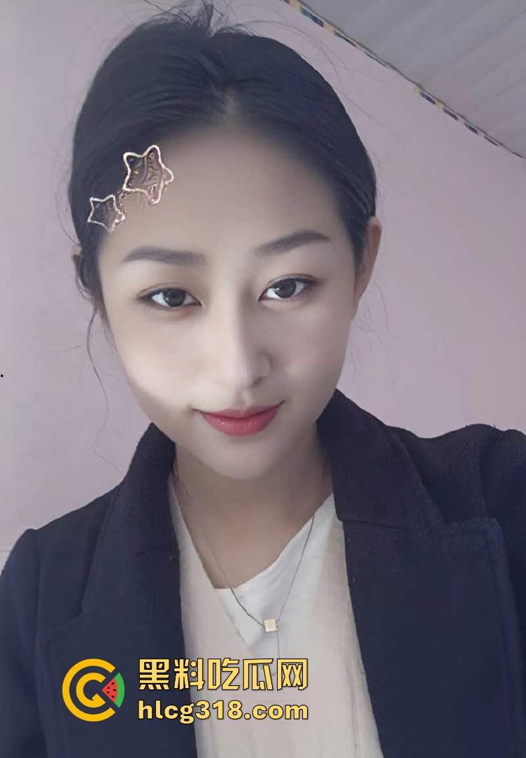 趁着哥哥睡着，跟嫂子在客厅偷情，性感嫂子主动骑乘，没忍住全射里面了。-1