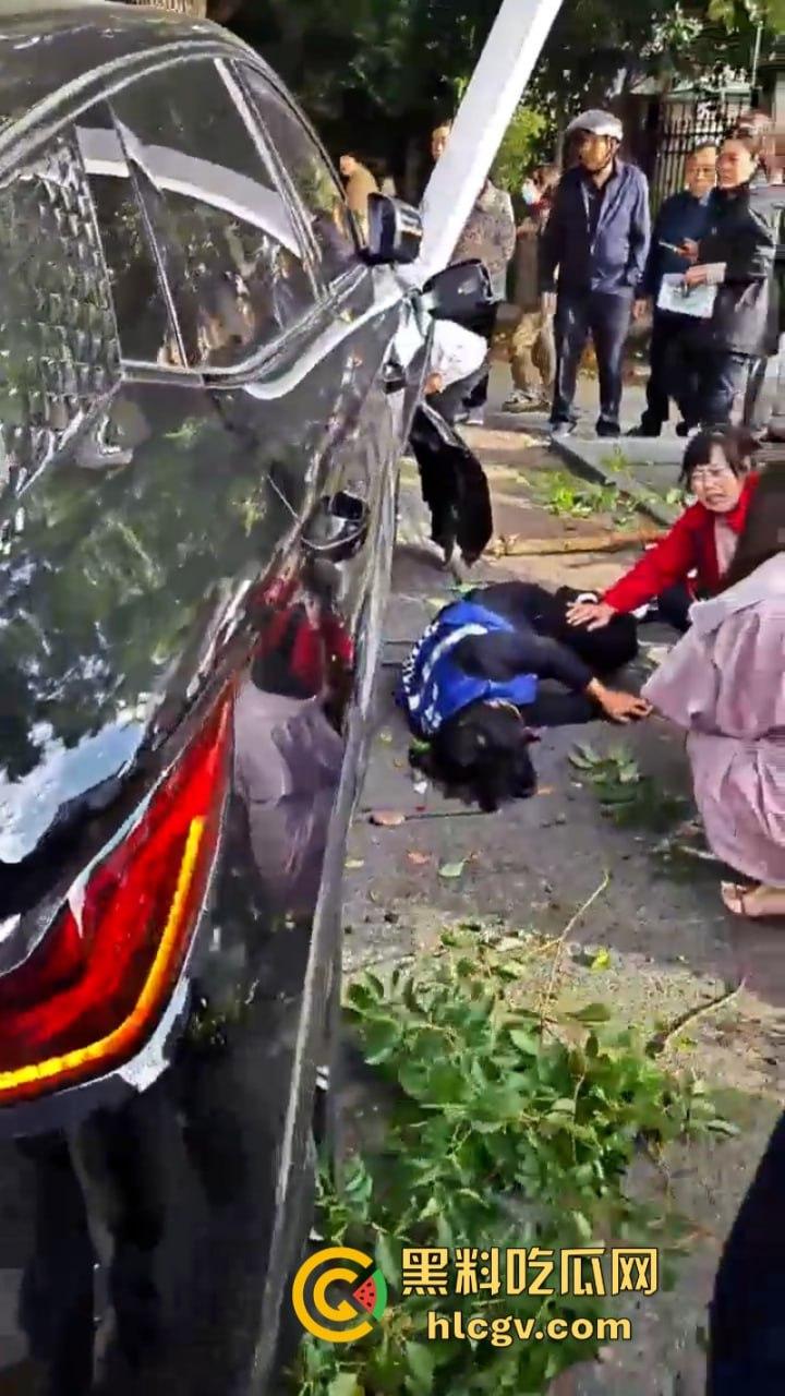 “我勒个骚刚！车子自己跑的”苏州吴江区女子驾车操作不当 路灯杆前的惊魂一撞致多人受伤！-5