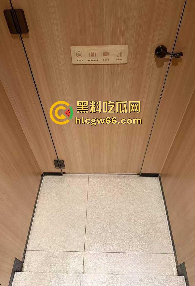 深圳布吉 万象汇 男保洁偷窥女厕所当场被抓 厕所门下惊现男脸 场面惊悚堪比恐怖片！-3