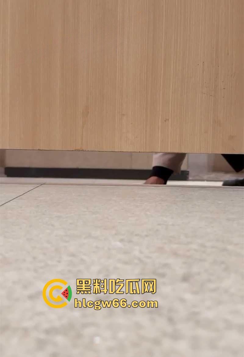 深圳布吉 万象汇 男保洁偷窥女厕所当场被抓 厕所门下惊现男脸 场面惊悚堪比恐怖片！-6
