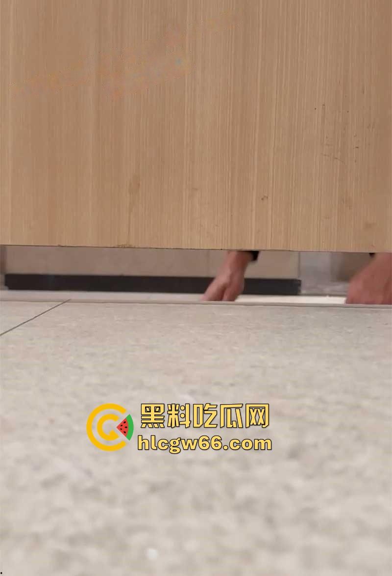 深圳布吉 万象汇 男保洁偷窥女厕所当场被抓 厕所门下惊现男脸 场面惊悚堪比恐怖片！-9