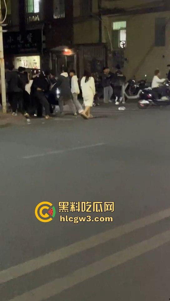 山东精神小伙玩暴力摩托，鬼火少年骑着鬼火拿着砍刀西瓜刀青龙偃月刀，撞死这群杂碎简直为民除害！-10