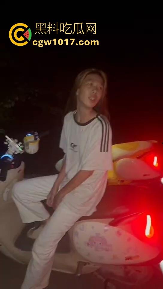 广东精神小妹夜间约架，不料刚下车没多久就被人按在地下，故意找茬呢！狠狠的羞辱，完全不得动弹，这下丢脸丢大了！-1