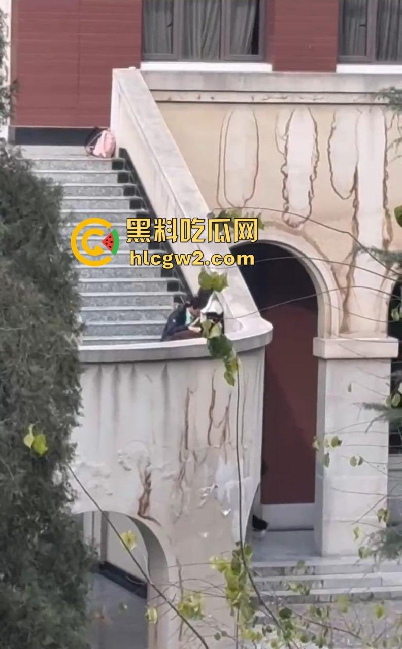 兰州交通大学楼梯口惊现舔逼狂魔  情侣温存男友上头狂舔边舔边看敌情，妹子淫水直流全校看笑话！-8