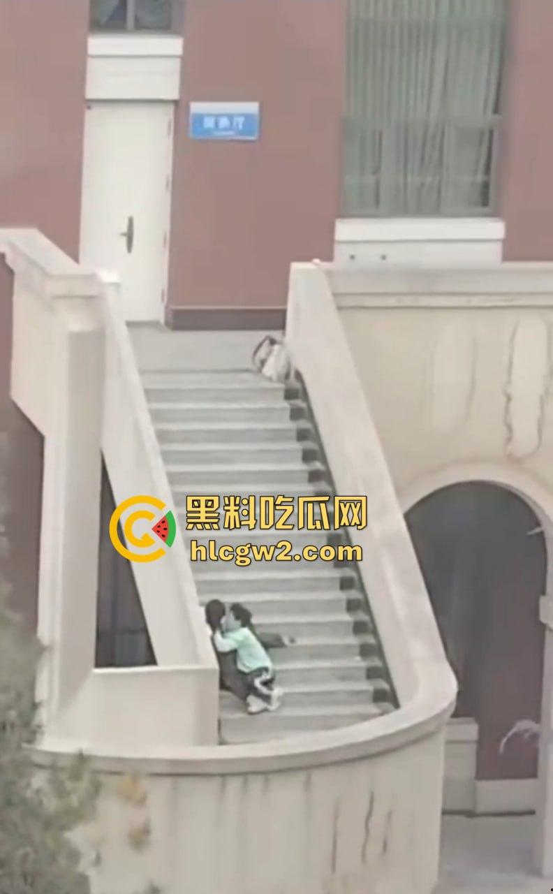 兰州交通大学楼梯口惊现舔逼狂魔  情侣温存男友上头狂舔边舔边看敌情，妹子淫水直流全校看笑话！-12