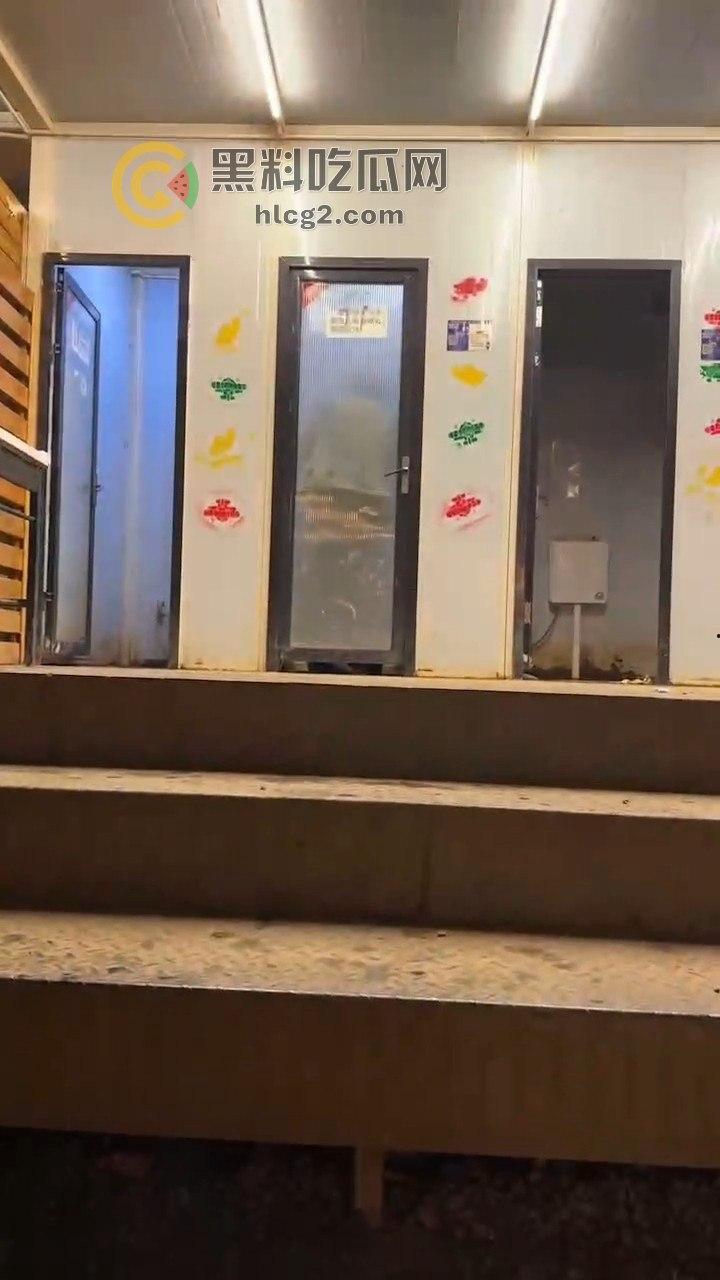 透明玻璃门暴露无遗！小情侣卫生间激情做爱被围观，吃瓜群众直播全过程！-3