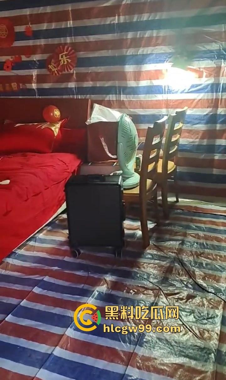 婚房穷成这样还愿意嫁？编织袋糊墙和光秃秃一张床，新娘表情仿佛欠了八百万，这是真爱还是被绑架？-3