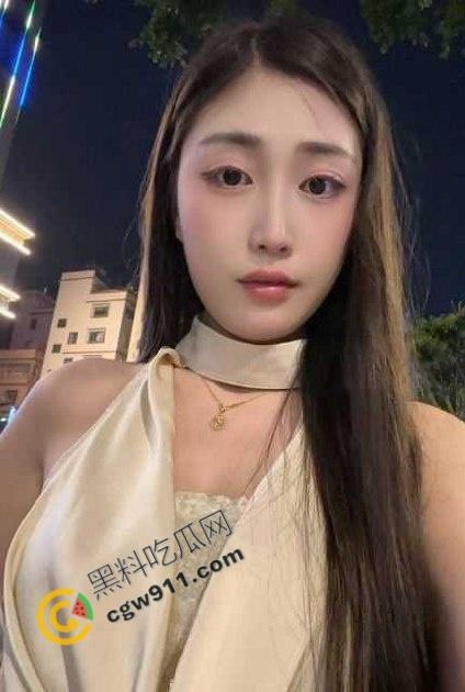 叔嫂乱伦！偷情不锁门叫床被表妹发现，对镜跪舔，后入内射，精液喂进嘴里，淫荡乱伦激情无限-1