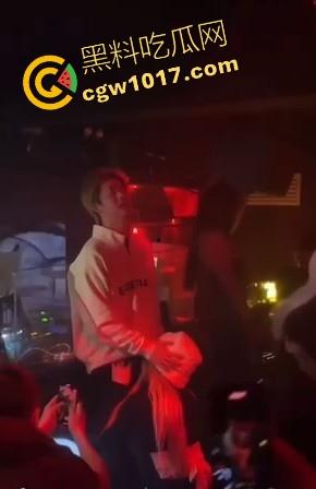 湖南长沙骑士酒吧又玩出新高度，女DJ现场给富二代口交，暴力深喉输出，还当众后入，卧槽玩这么刺激的吗！！-4