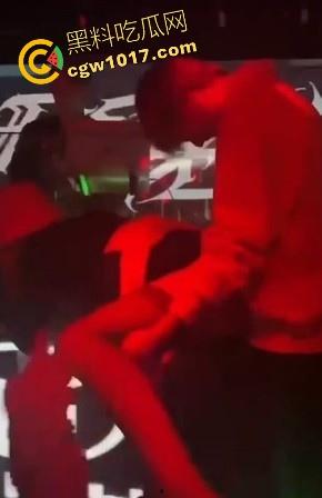 湖南长沙骑士酒吧又玩出新高度，女DJ现场给富二代口交，暴力深喉输出，还当众后入，卧槽玩这么刺激的吗！！-7