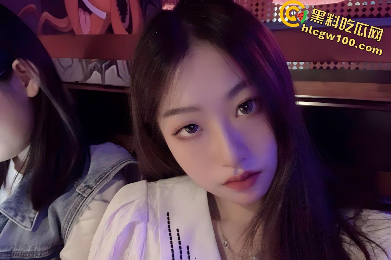 “三不娶”之宁夏中宁阳光幼儿园幼师【杜婧婧】，被网友调教在宿舍展示美腿骚穴福利视频流出-4