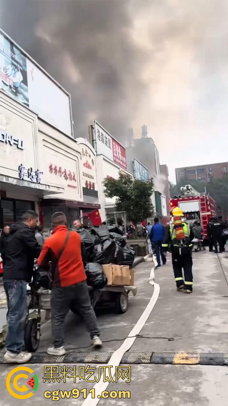 郑州市二七区合盛鞋城，上午发生重大火灾，据说这个鞋城已经是第二次着火，距上一次着火仅过去几个月！-1