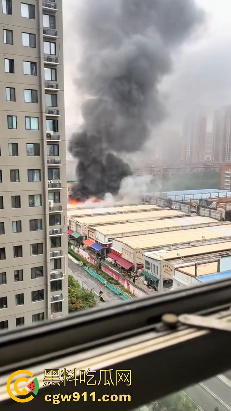 郑州市二七区合盛鞋城，上午发生重大火灾，据说这个鞋城已经是第二次着火，距上一次着火仅过去几个月！-4