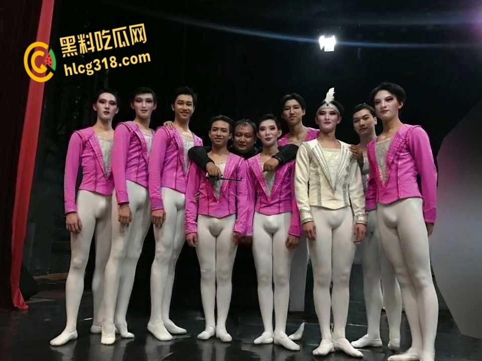 舞蹈职业学校包养成风，学芭蕾骚鸡巴撑破丝袜，艺术男的学芭蕾是给男同开肚操洞？！-3