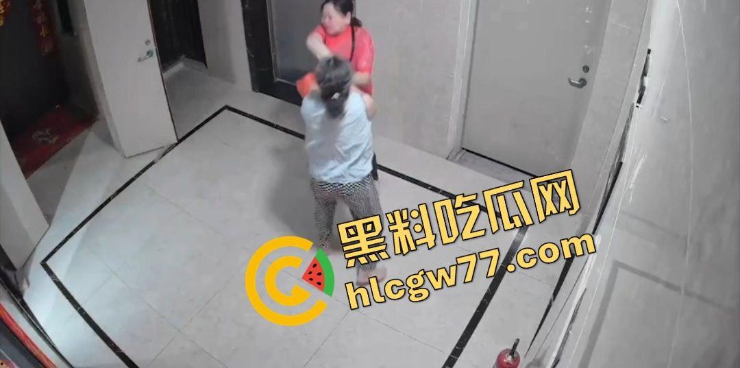 青岛阳光水岸疯老太夜袭邻居，老人被揍成猪头，监控曝变态暴行！-1