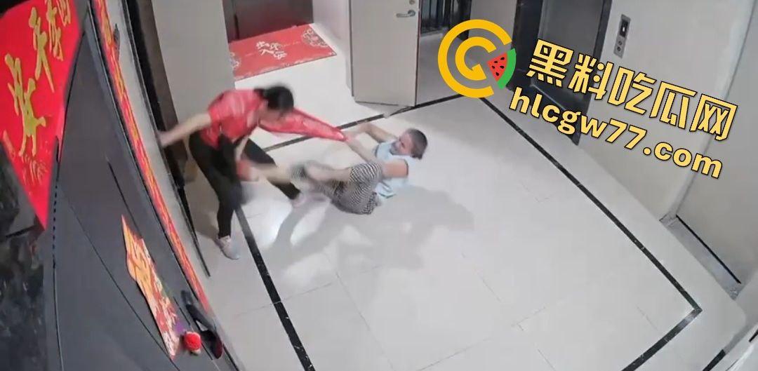 青岛阳光水岸疯老太夜袭邻居，老人被揍成猪头，监控曝变态暴行！-2