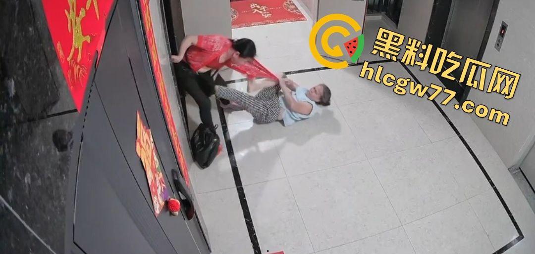 青岛阳光水岸疯老太夜袭邻居，老人被揍成猪头，监控曝变态暴行！-5