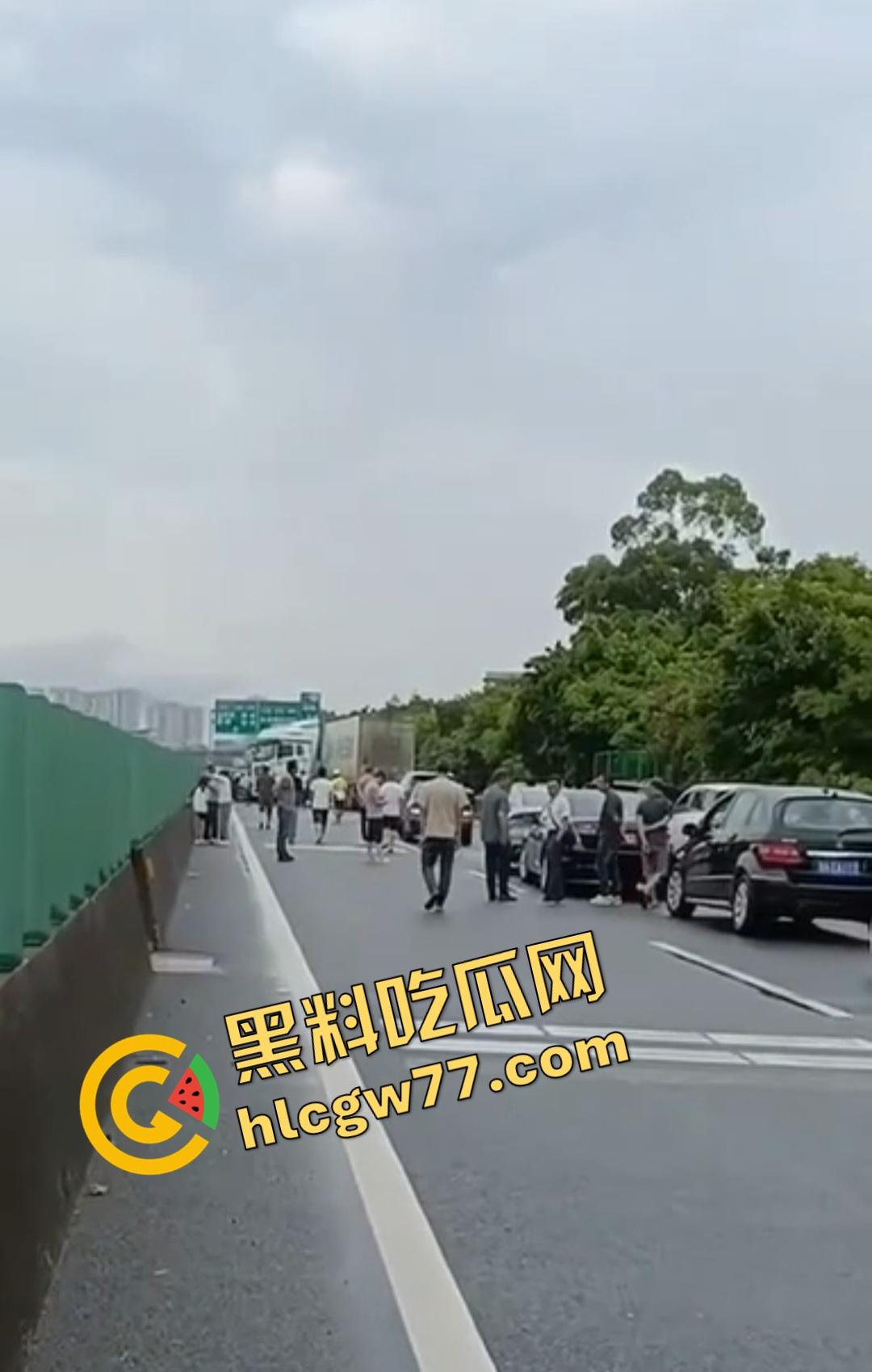 泉南高速惊魂！临桂-灵川段大挂车狂撞四小车，福利路出口变炼狱！-1