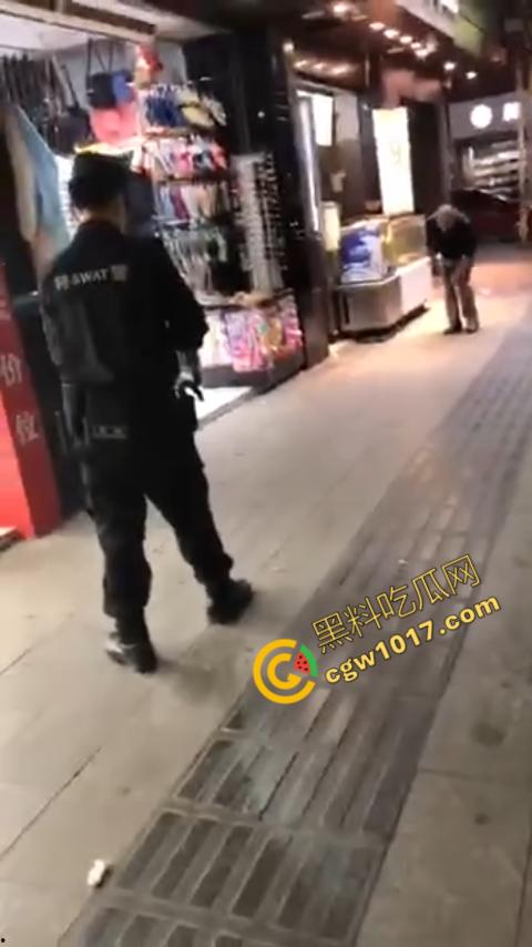 广州大街惊魂时刻：男子持刀疯狂输出，警察无奈拔枪射击，鲜血四溅，万人围观，刀客终于倒下！-2