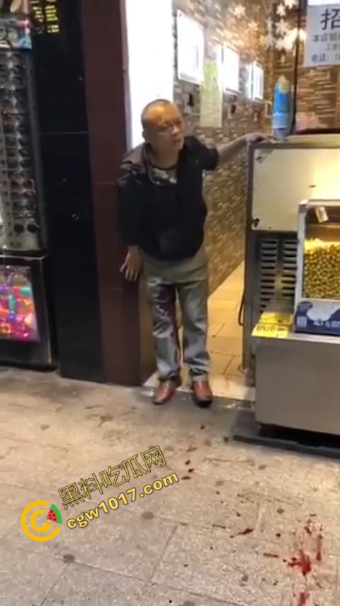 广州大街惊魂时刻：男子持刀疯狂输出，警察无奈拔枪射击，鲜血四溅，万人围观，刀客终于倒下！-7