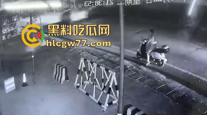 全网热瓜 潮汕大街惊现裸女 广东潮汕小仙女骑车突然停车把自己扒光全裸骑行!-1