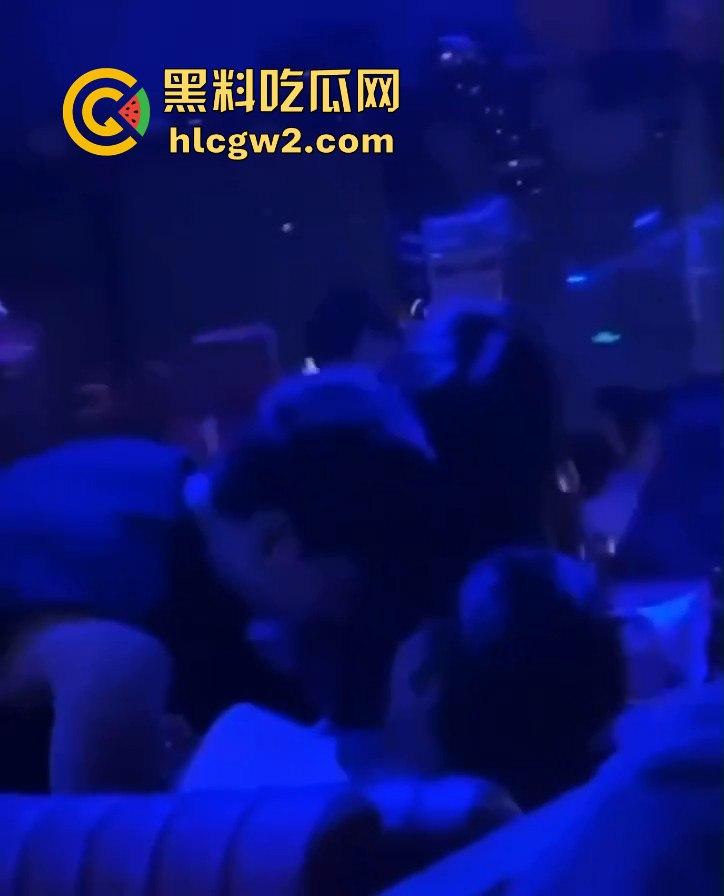 曼谷扶手女『卢依依』骚出天际！酒吧里直接开干，逼像磁铁吸住朋友的鸡儿不放手，瓜友看得亚麻呆住！-4