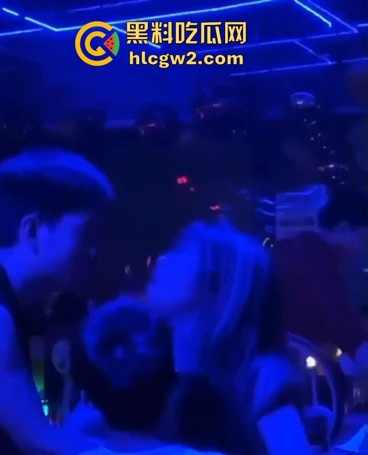 曼谷扶手女『卢依依』骚出天际！酒吧里直接开干，逼像磁铁吸住朋友的鸡儿不放手，瓜友看得亚麻呆住！-12