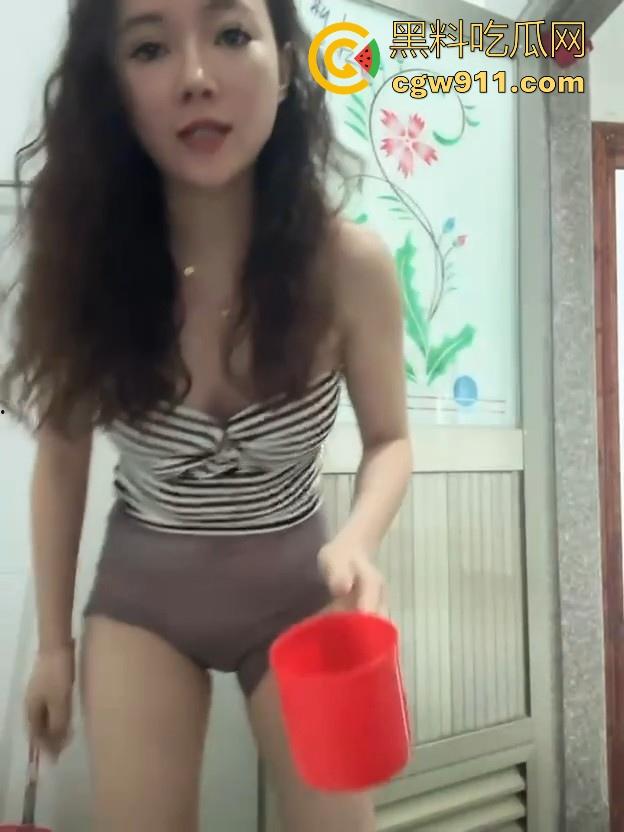 重口颜值少妇，为求流量直播喝自己的尿，骚逼母狗还喝的津津有味， 感觉问题不大！-1