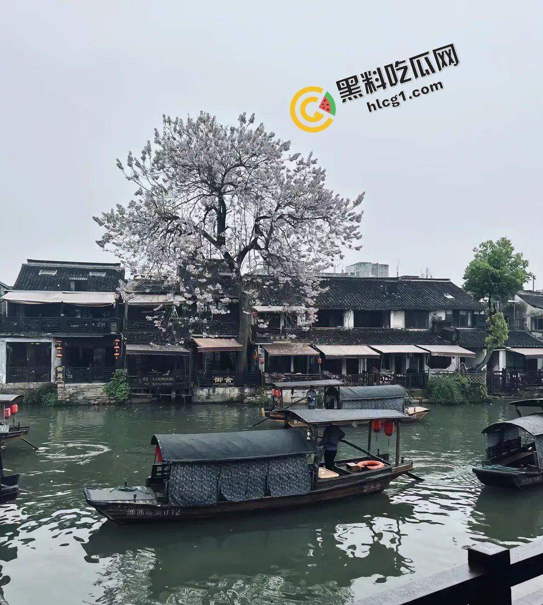 浙江嘉兴西塘临水民宿 一对情侣做爱没拉窗帘 被大哥偷拍传出-2